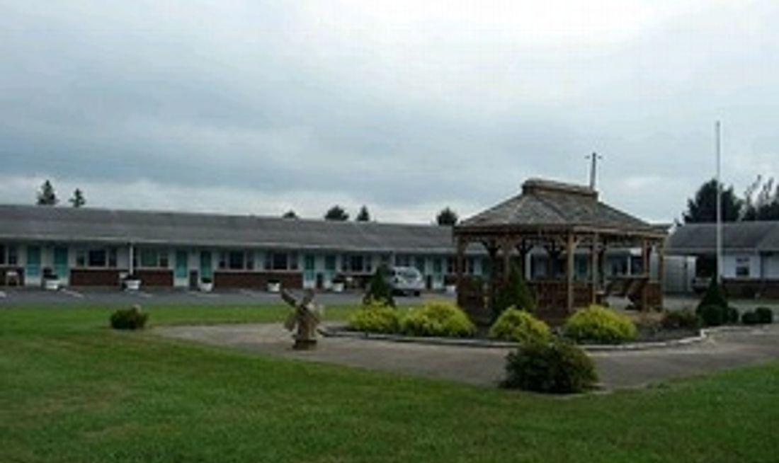 Budget Inn Mifflintown Exterior