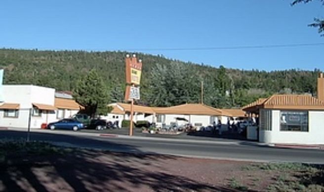 Grand Motel, Williams Exterior