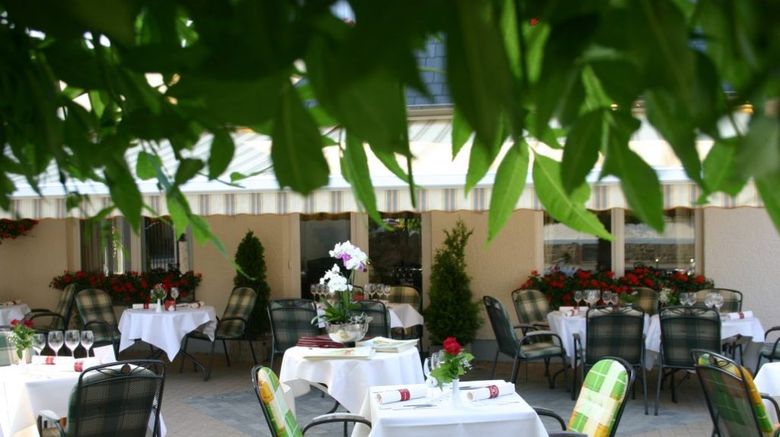 <b>Le Roannay Restaurant</b>