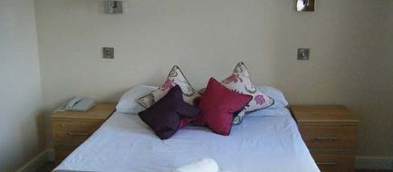 Harrys Hotel Room