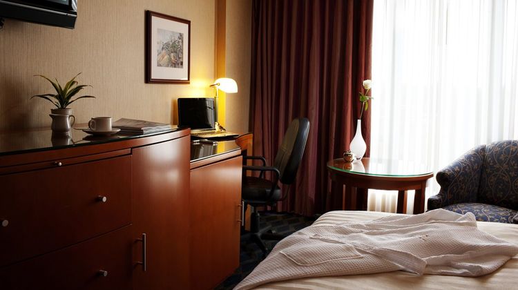 Executive Airport Plaza Room