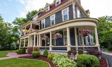Carriage House Bed & Breakfast