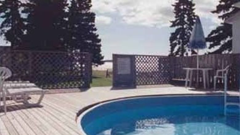 <b>Bay Breeze Motel & Cottages Pool</b>