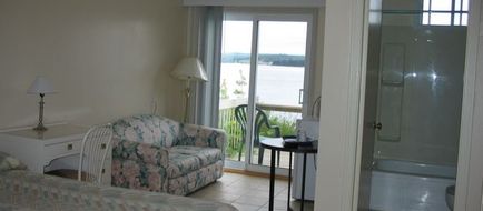 Bay Breeze Motel & Cottages Room