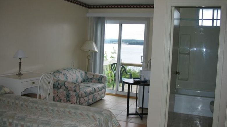 <b>Bay Breeze Motel & Cottages Room</b>