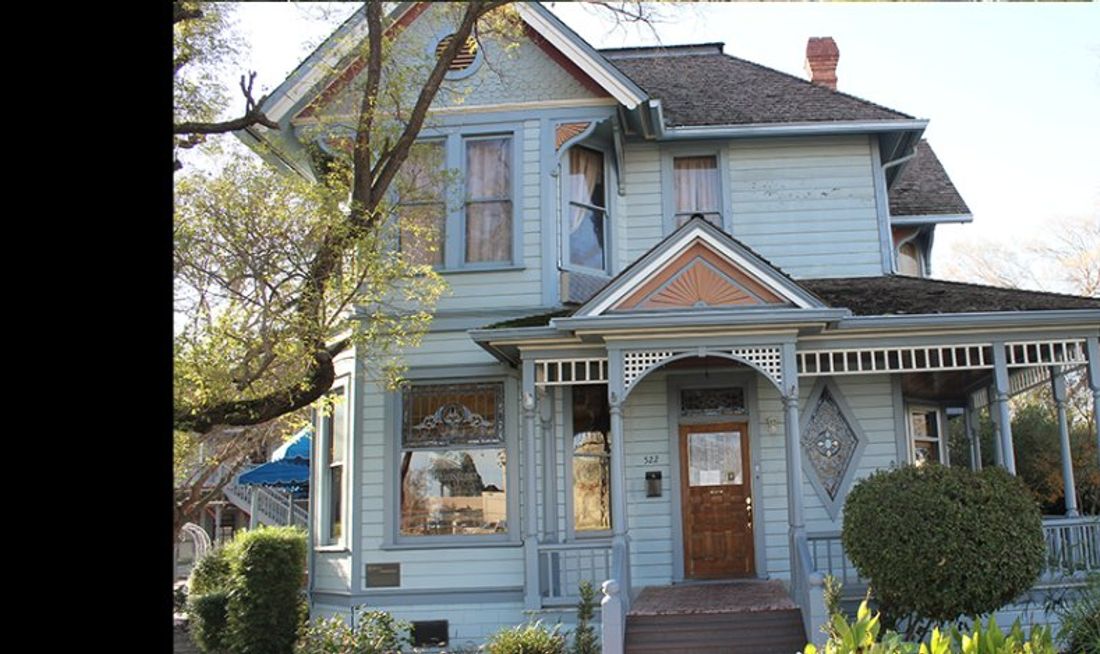 Irwin Street Inn Exterior