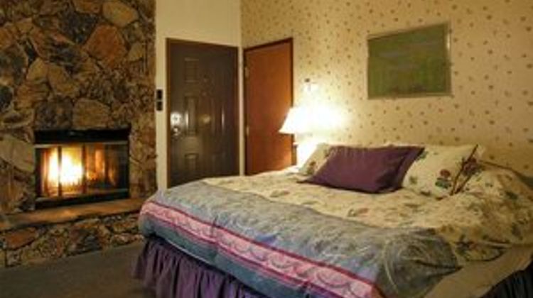 Sunwapta Falls Rocky Mountain Lodge Suite