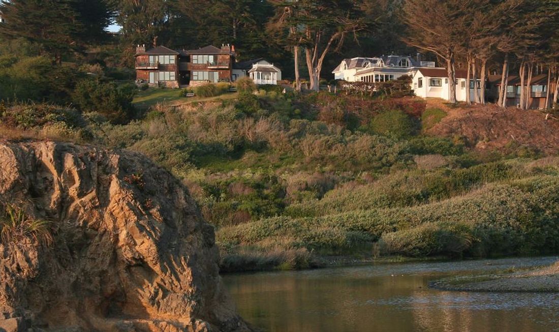 Elk Cove Inn Exterior