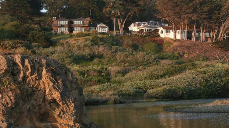Elk Cove Inn Exterior