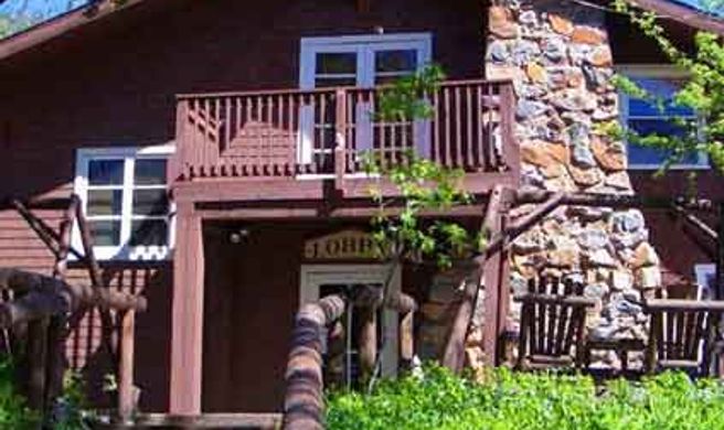 Pine Hills Lodge Exterior