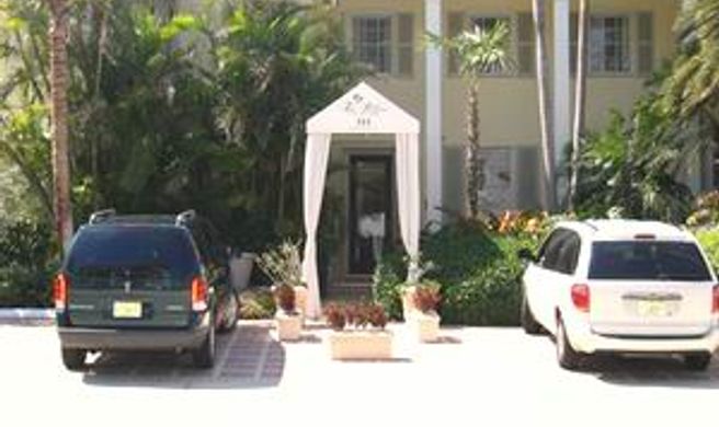 The Pillars Hotel Exterior