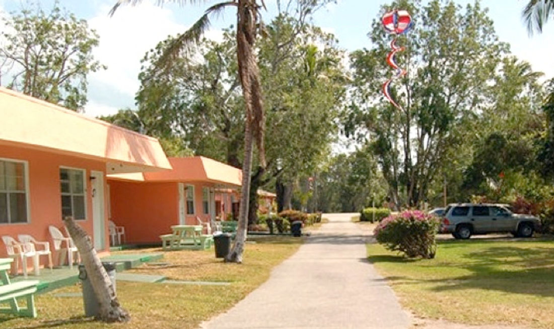 Stone Ledge Motel Exterior