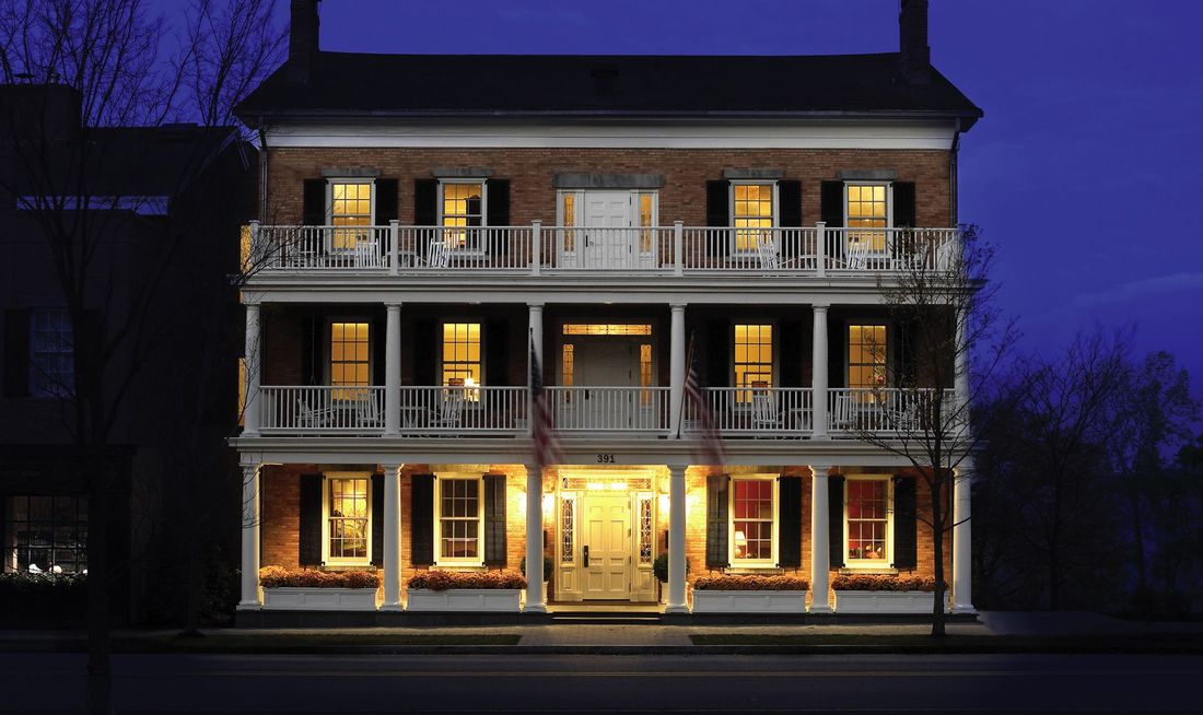 The Aurora Inn Exterior