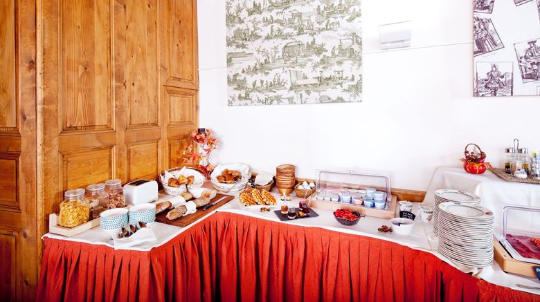 <b>Hotel de la Nouvelle Couronne Restaurant</b> <b>Hotel de la Nouvelle Couronne Restaurant</b>