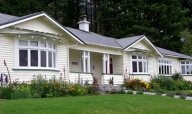Lake Brunner Lodge Exterior