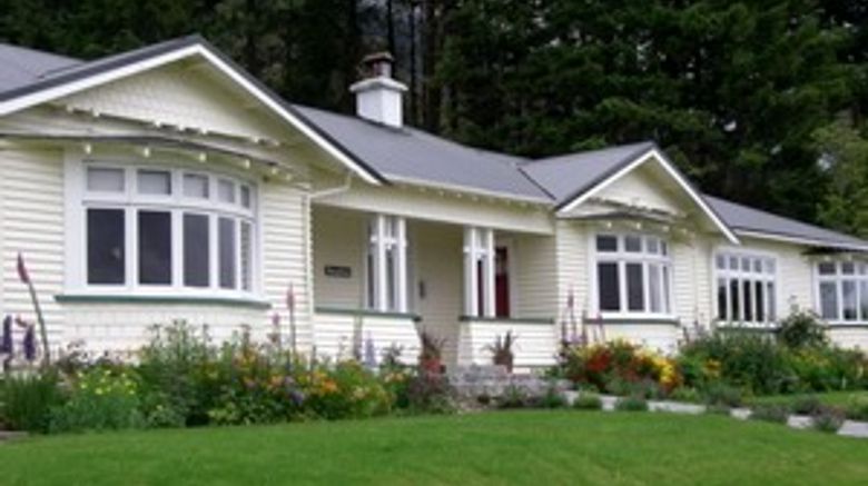 Lake Brunner Lodge Exterior