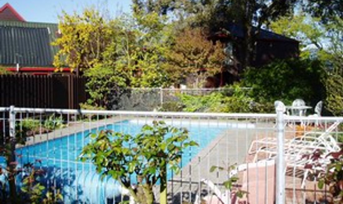Ashford Motor Lodge Pool