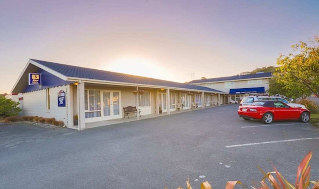 Thames Court Motel Exterior