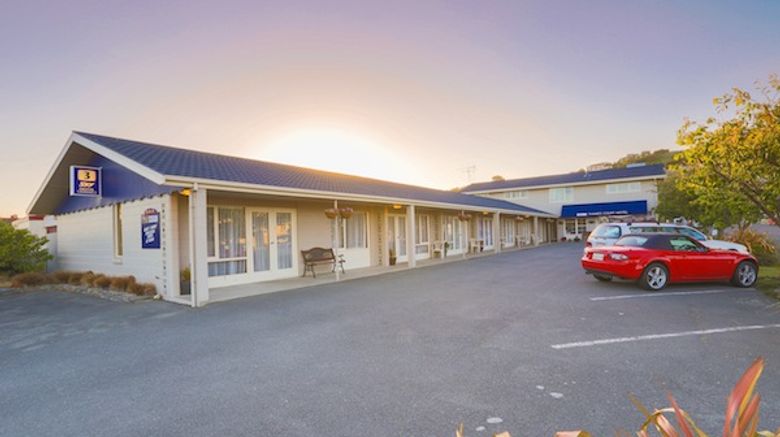 Thames Court Motel Exterior