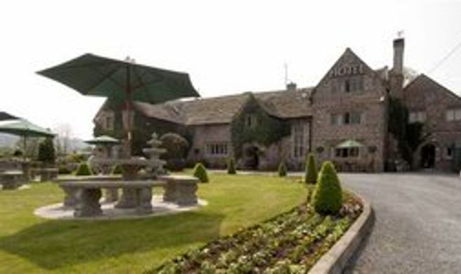 Old Court Hotel & Suites Exterior