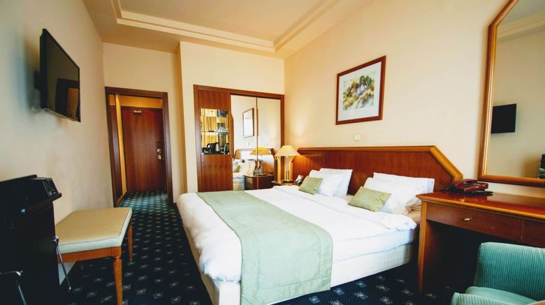 <b>Panorama Hotel Room</b>