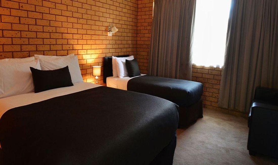 Avondel Motor Inn Room