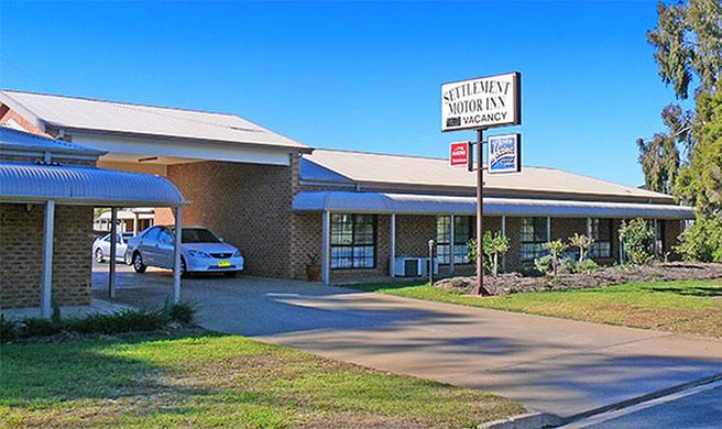 Settlement Motor Inn Exterior