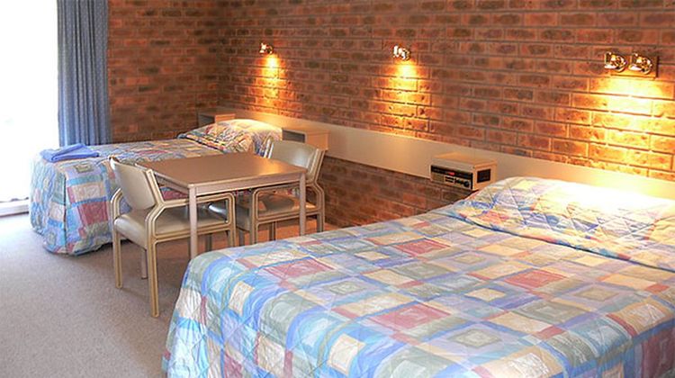 Settlement Motor Inn Room