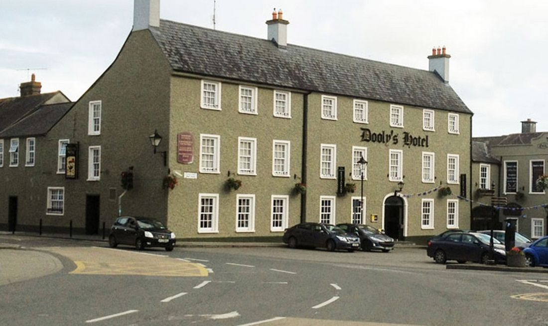 Dooly's Hotel Exterior