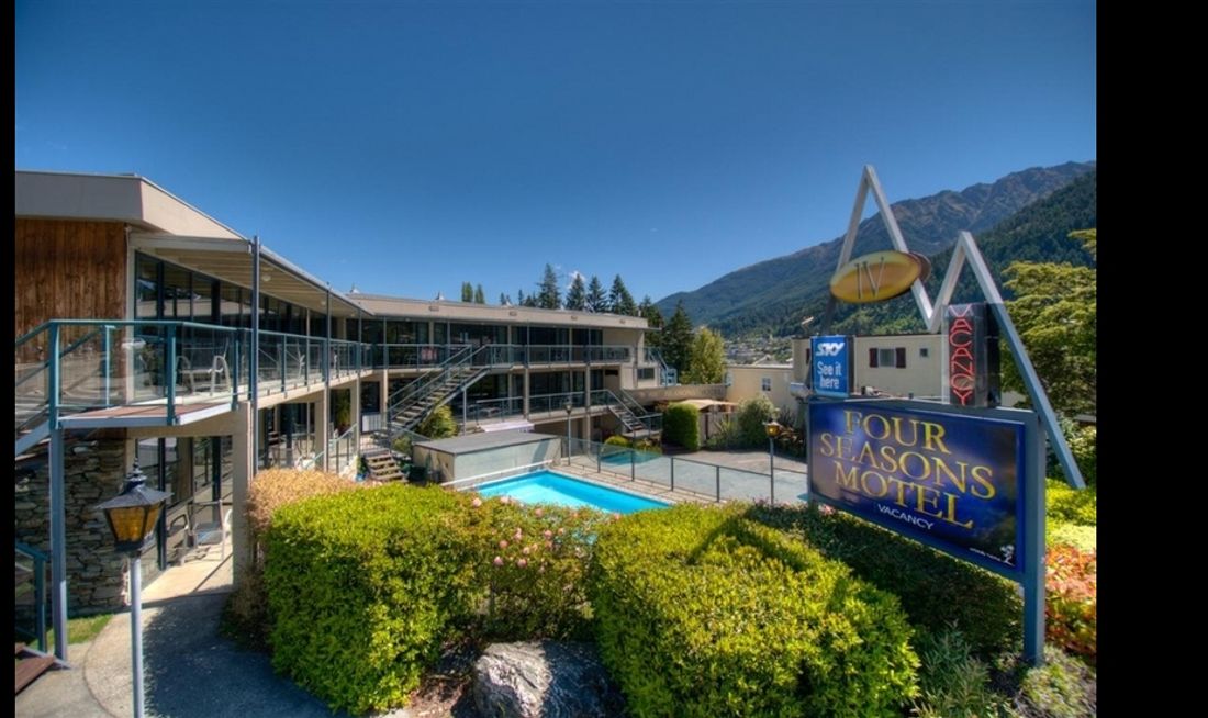 Four Seasons Motel Exterior