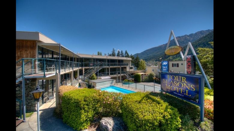 Four Seasons Motel Exterior