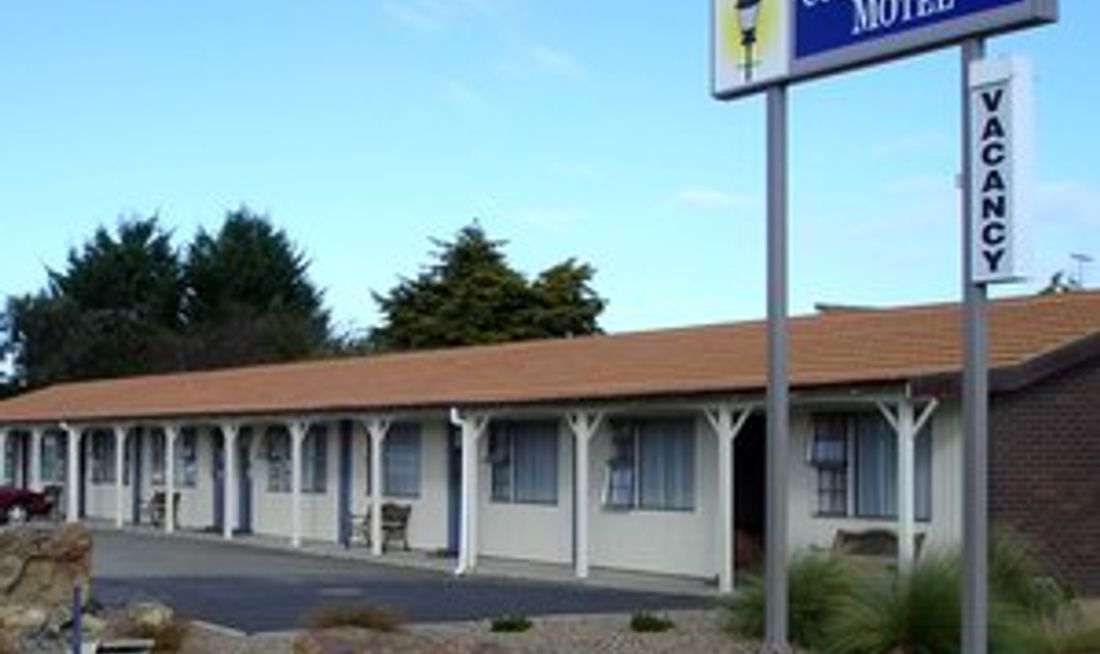 Colonial Lodge Motel Exterior