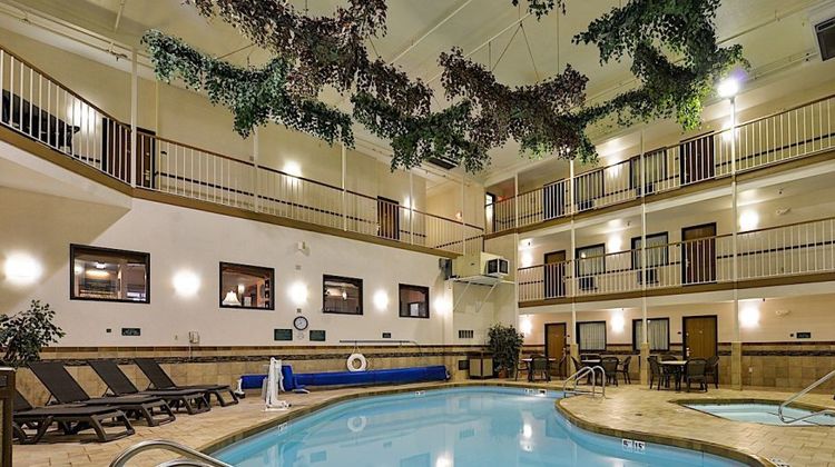 Motel 6 Minot Pool