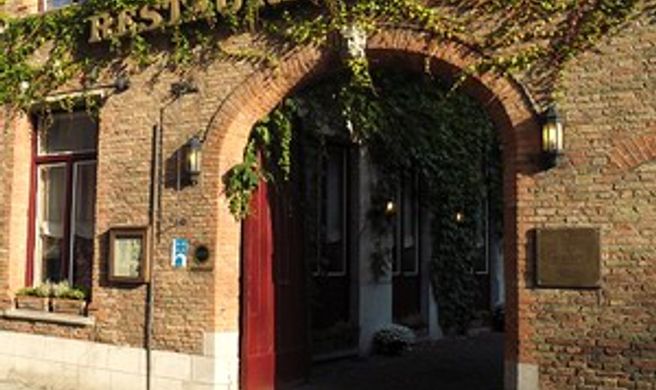 De Castillion Hotel Exterior