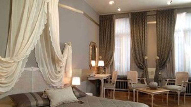<b>De Castillion Hotel Room</b>