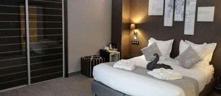 Henry II Hotel Room