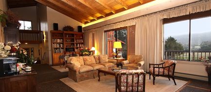 Inn at Roundstone Farm Lobby