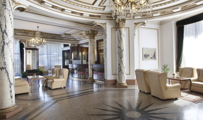 Hotel Palace Bellevue Lobby