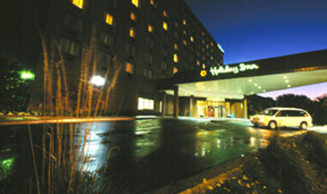 Holiday Inn Arlington at Ballston Exterior