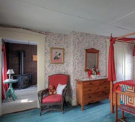 The Old Red Inn & Cottages Room