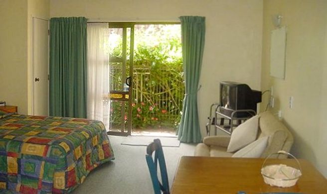 Dukes Midway Lodge & Conference Centre Room