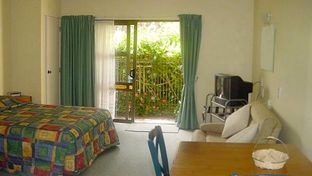 Dukes Midway Lodge & Conference Centre
