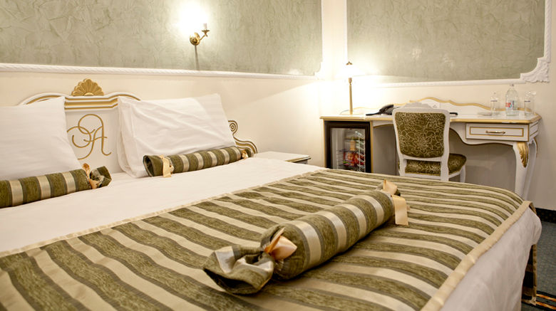<b>Design Hotel Queen Astoria Room</b>