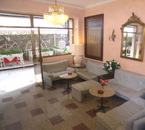 Moderno Hotel Lobby