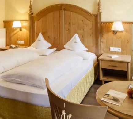 Oswald Hotel Room