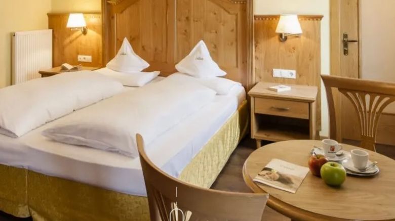 <b>Oswald Hotel Room</b>