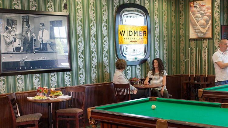 Rogue Regency Inn Bar/Lounge