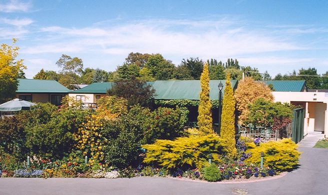 Commodore Court Motel Exterior