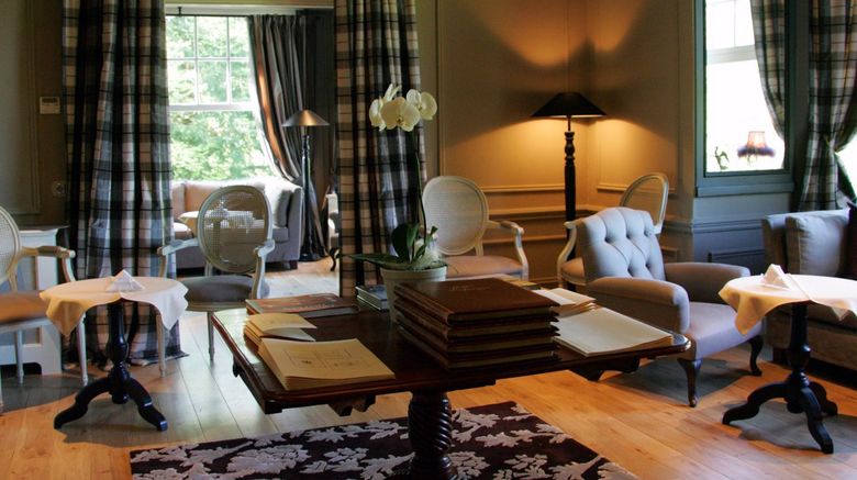 <b>Hostellerie Lafarque Domaine des Douys Lobby</b>