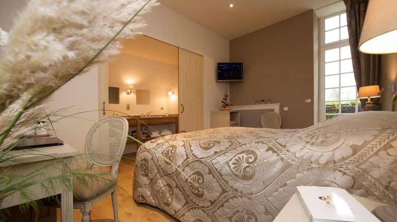 <b>Hostellerie Lafarque Domaine des Douys Room</b>